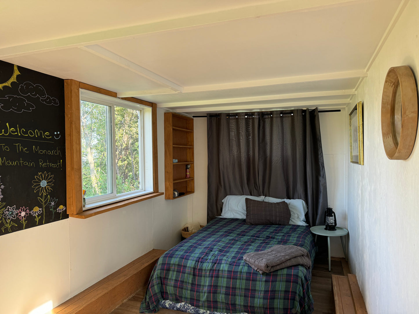 An extra queen bed. No bathroom. Would need to use guest cabin bathroom or outhouse